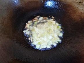 油熟放入葱姜蒜爆香