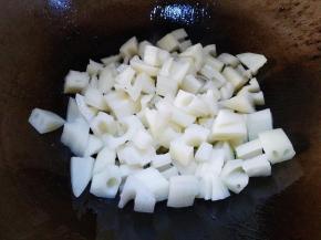 倒入藕丁翻炒一分钟