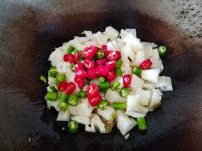 放入青红椒翻炒一分钟