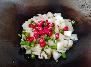 放入青红椒翻炒一分钟