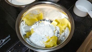黄油室温软化，放入糖粉
