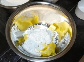 黄油室温软化，放入糖粉