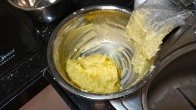 揉均匀后盖上保鲜膜放冰箱冷藏8分钟