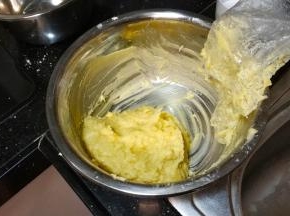 揉均匀后盖上保鲜膜放冰箱冷藏8分钟