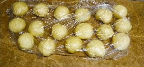 面团平均分割50g捏圆