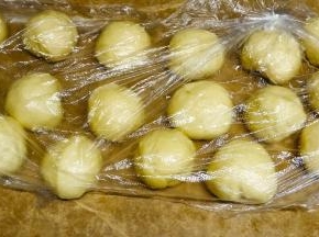 面团平均分割50g捏圆