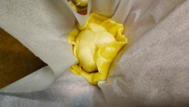 然后拿起慢慢将酥皮粘在面团上