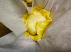 然后拿起慢慢将酥皮粘在面团上