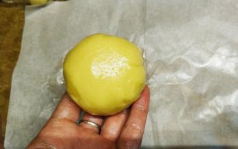 收口放在底部，尽量把上层表皮拍光滑