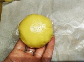 收口放在底部，尽量把上层表皮拍光滑