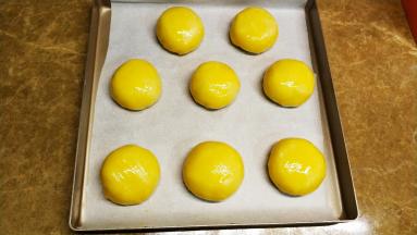 蛋黄液均匀刷在表面