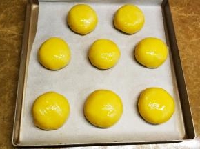 蛋黄液均匀刷在表面