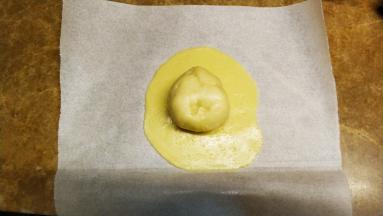 撕开面上的油纸，将面团低部向上放在酥皮面上