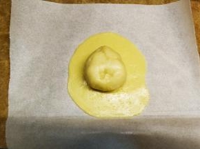 撕开面上的油纸，将面团低部向上放在酥皮面上