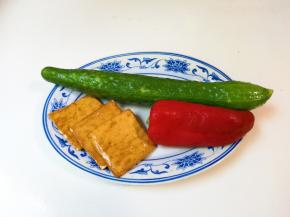 准备好五香干，黄瓜，红椒