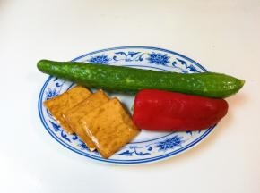 准备好五香干，黄瓜，红椒