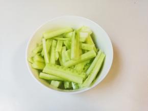 黄瓜削去皮切成条