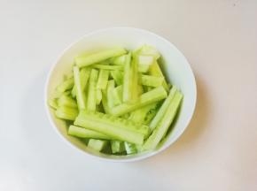 黄瓜削去皮切成条