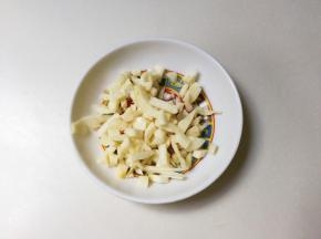 蒜瓣剥去皮切成蒜粒