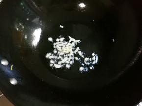 热锅凉油放入蒜粒煎出香味
