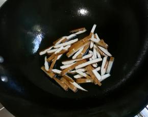放入五香干翻炒片刻