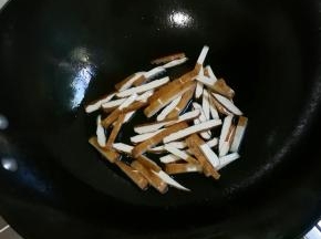 放入五香干翻炒片刻