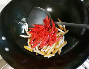 放入红椒翻炒片刻