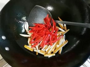 放入红椒翻炒片刻