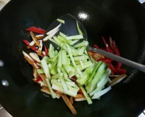 放入黄瓜翻炒均匀