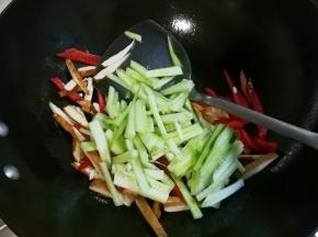 放入黄瓜翻炒均匀