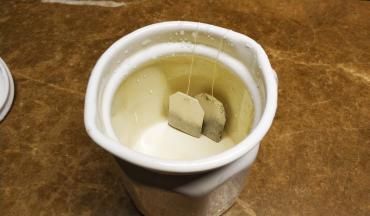 立顿茶包放入罐里