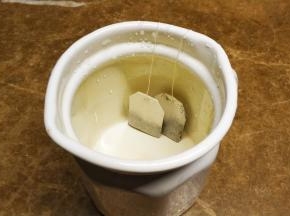 立顿茶包放入罐里