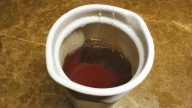 倒入刚淹过茶包的热水泡一会儿