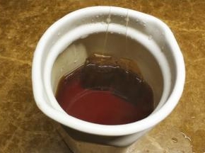 倒入刚淹过茶包的热水泡一会儿