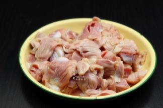 鸡胗一个一个耐心的洗净，沥干水，切刀花。不会切刀花的可以切细薄片，炒出来才入味好吃。