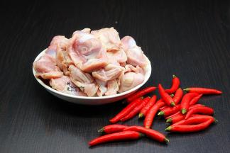 准备食材：鸡胗、啤酒、红辣椒（小个辣）、油、盐、生抽、花椒油、生姜、大蒜、香葱