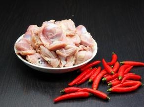 准备食材：鸡胗、啤酒、红辣椒（小个辣）、油、盐、生抽、花椒油、生姜、大蒜、香葱