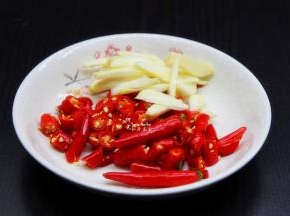 红辣椒洗净、切段，也可以留少许不要切，因为这种辣椒很辣，等会煮熟不要吃，只吃辣椒的味，所以要切长段或不切才不会黏在菜里。生姜、大蒜、香葱等所有食材也洗净切好。
