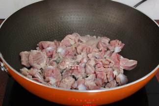 热锅，倒入切好的鸡胗，炒出鸡胗的水倒掉，起锅。不要放任何的油和盐，此步骤就是要无油盐炒出鸡胗水，这样的鸡胗煮出来才会香。