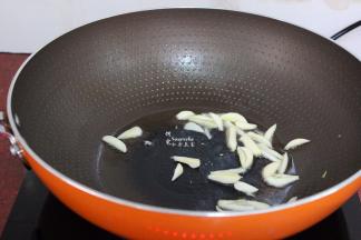 把锅清洗干净，热锅，倒油，放入大蒜煸炒出香味。