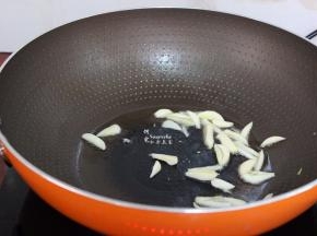 把锅清洗干净，热锅，倒油，放入大蒜煸炒出香味。