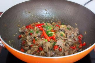 加入生抽、花椒油、盐，大火收汁，要煮到么有汤汁，啤酒全部入味在鸡胗，出锅前撒点香葱即可。