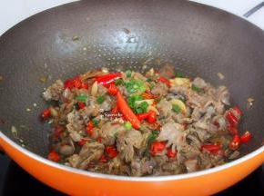 加入生抽、花椒油、盐，大火收汁，要煮到么有汤汁，啤酒全部入味在鸡胗，出锅前撒点香葱即可。