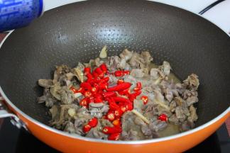 倒入啤酒、放入红辣椒，煮沸之后改为小火慢煮10分钟。