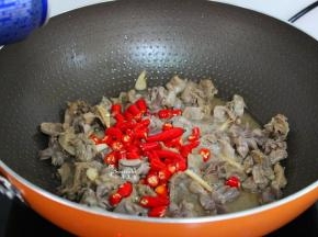 倒入啤酒、放入红辣椒，煮沸之后改为小火慢煮10分钟。