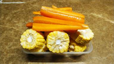 备料：玉米切块、胡萝卜切粗条