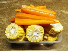 备料：玉米切块、胡萝卜切粗条