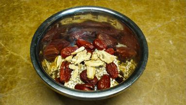 备料：红枣、当归、薏仁洗干净

