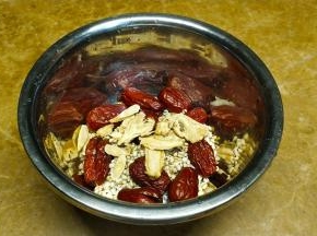 备料：红枣、当归、薏仁洗干净

