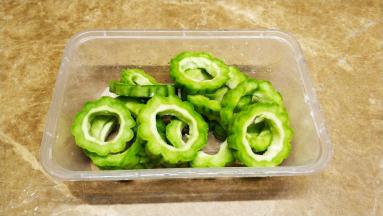 备料：苦瓜去掉瓜瓤